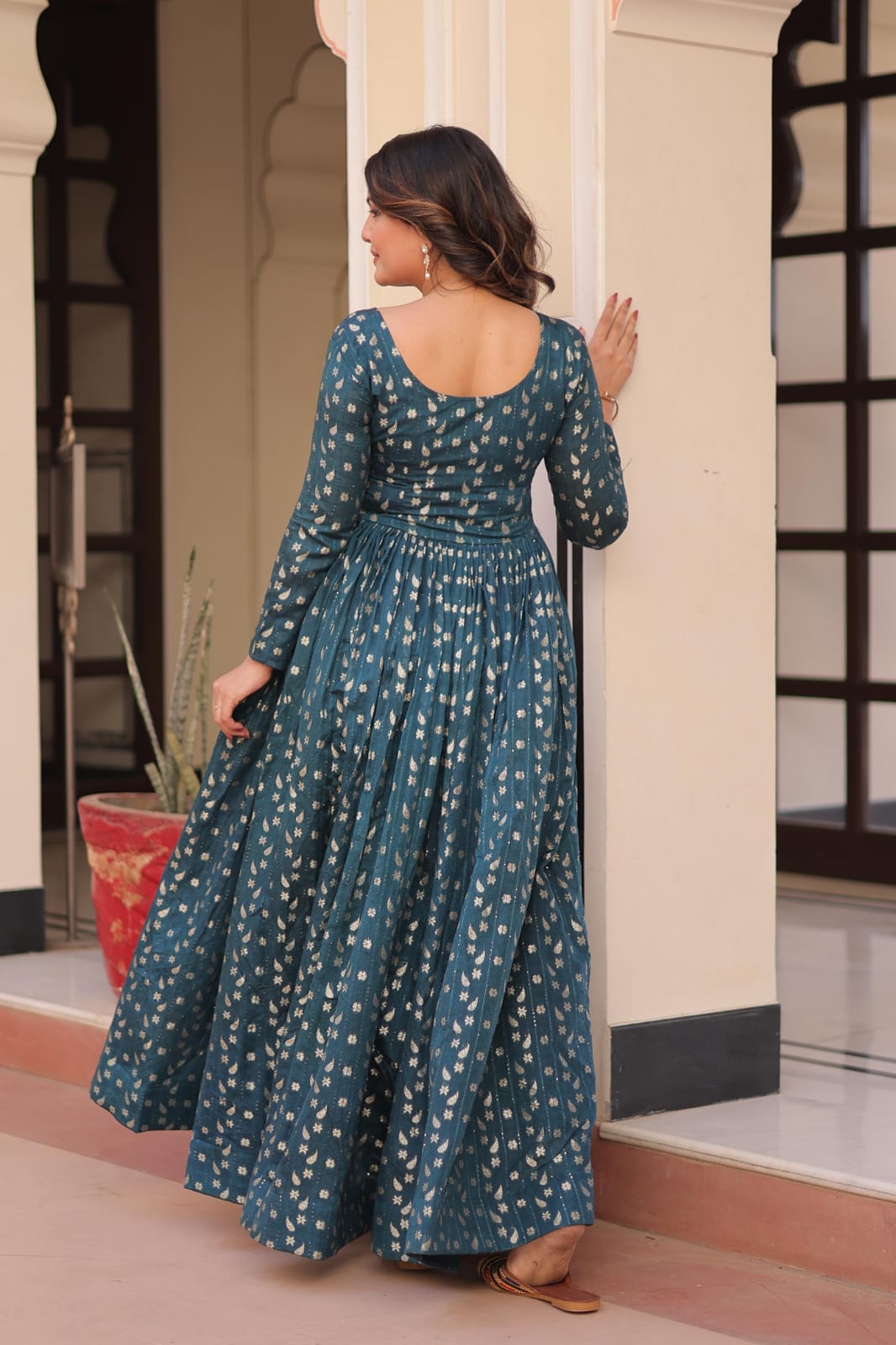 Premium Position Print & Staple Jacquard Gown for Effortless Ethnic Glam