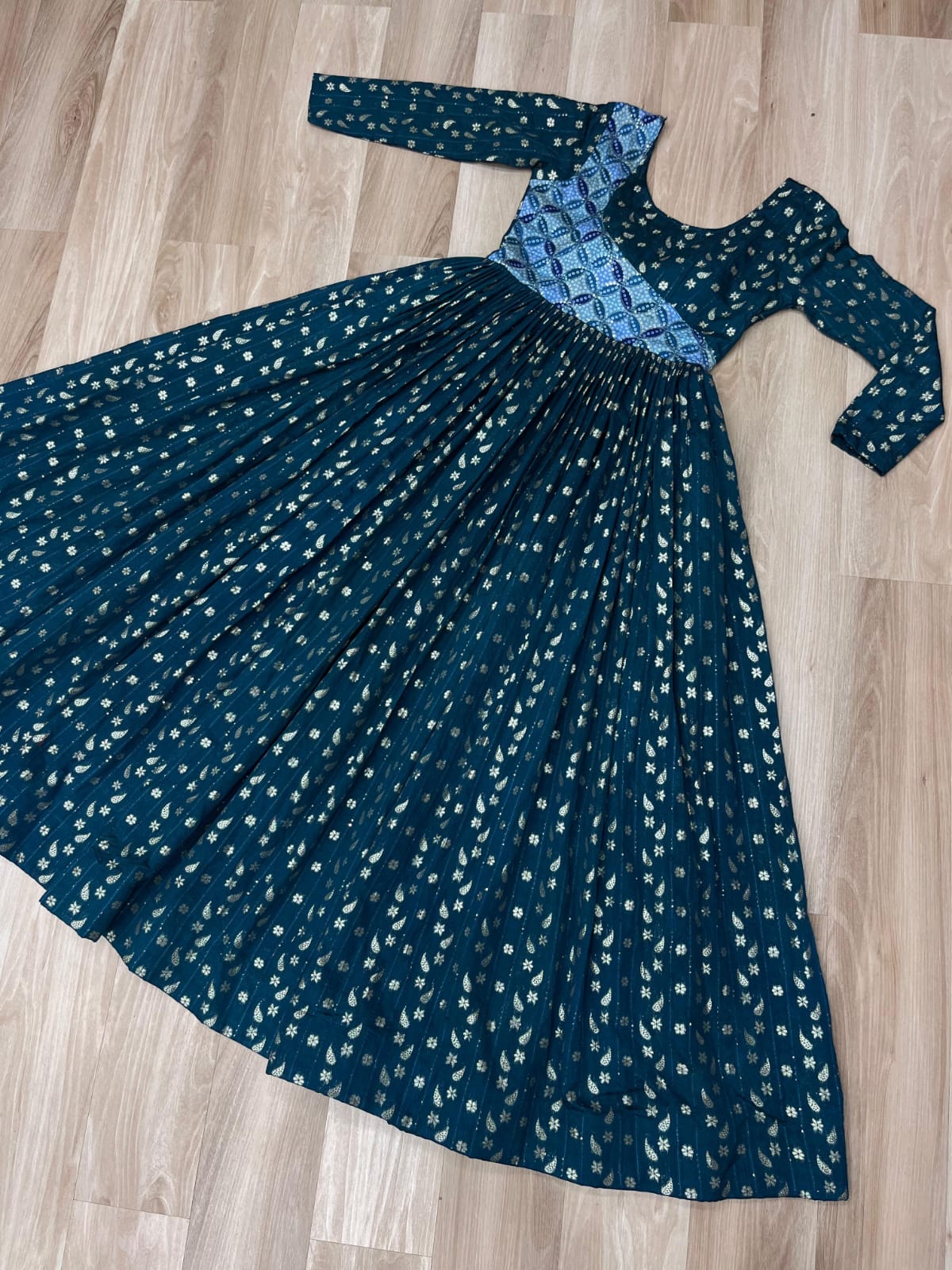 Premium Position Print & Staple Jacquard Gown for Effortless Ethnic Glam